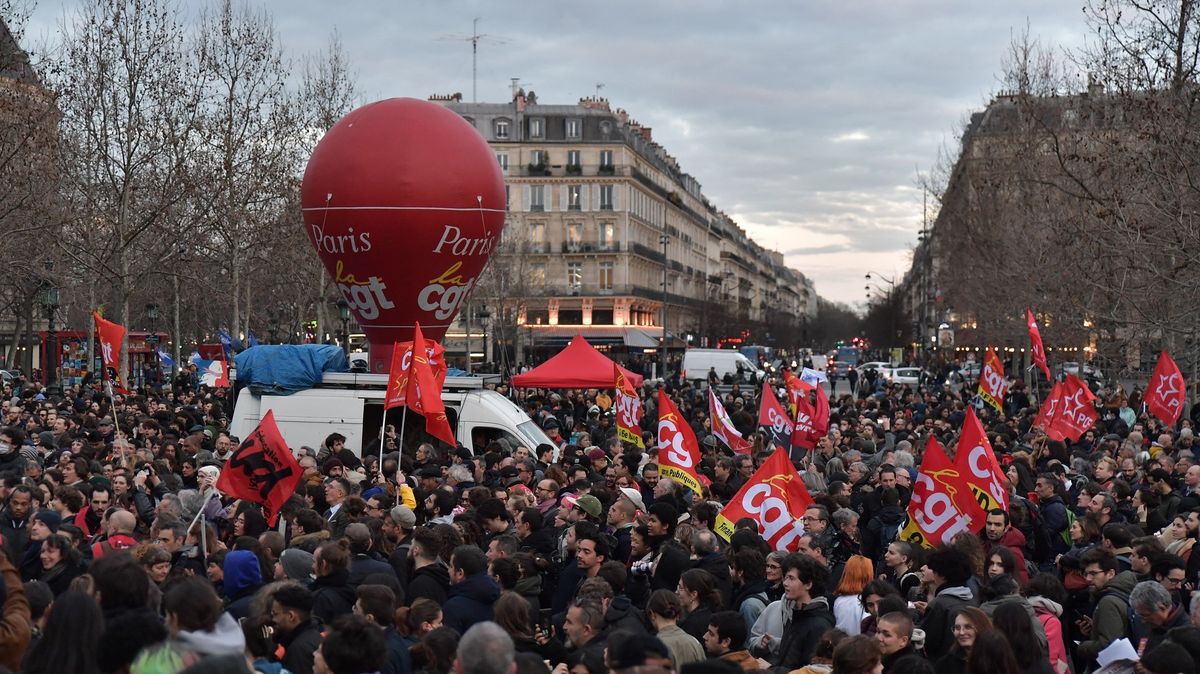Část pump ve Francii je kvůli protestům na suchu, lidé blokují i sklady